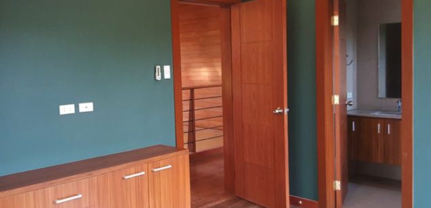 Beautiful 4BR House – Hillside, Tagaytay Highlands Beautiful 4BR House – Hillside, Tagaytay Highlands